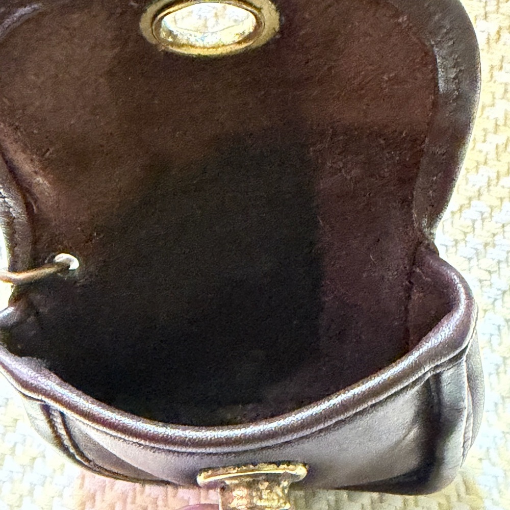 Vintage Coach City
Key Fob / Coin Pouch/Air-pod Case - Picture 5 of 12